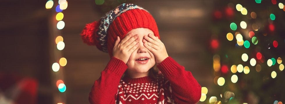 Weihnachten-auf-Englisch-Kind-und-Weihnachtsbaum