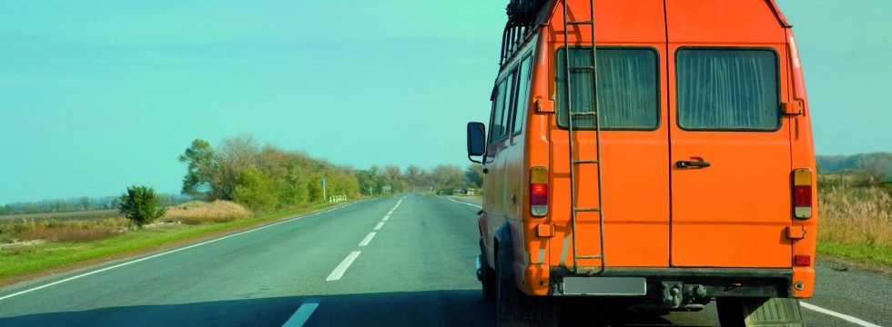 grammatik-to-go-gepackter-bus-auf-straße