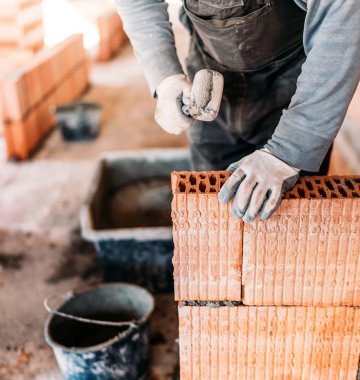 Handwerker verlegt Steine