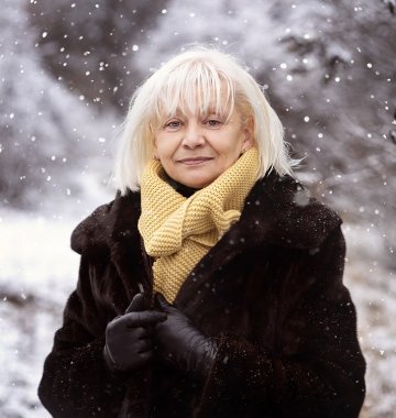 Alte Frau im Schnee