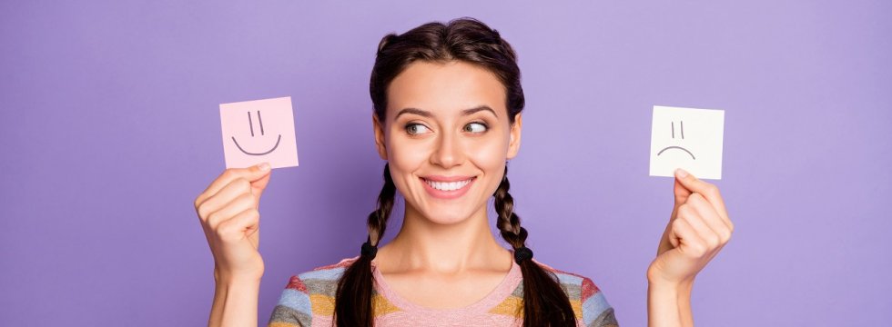 Frau mit Smileys auf Post its