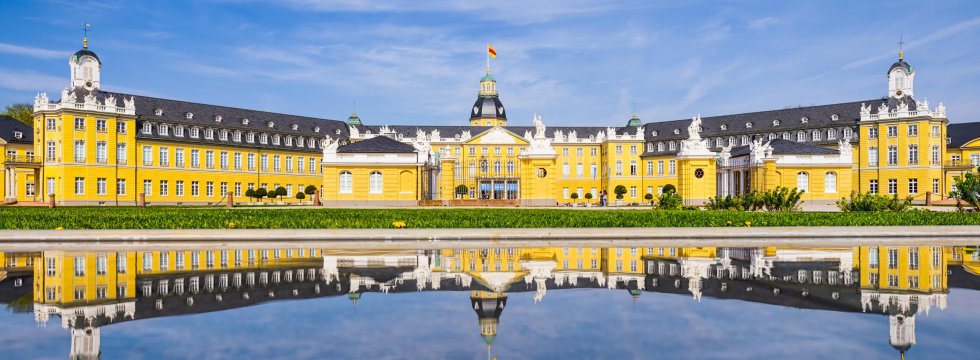 Badisches Landesmuseum mit Spiegelreflexion im Wasser der Gartenfontäne