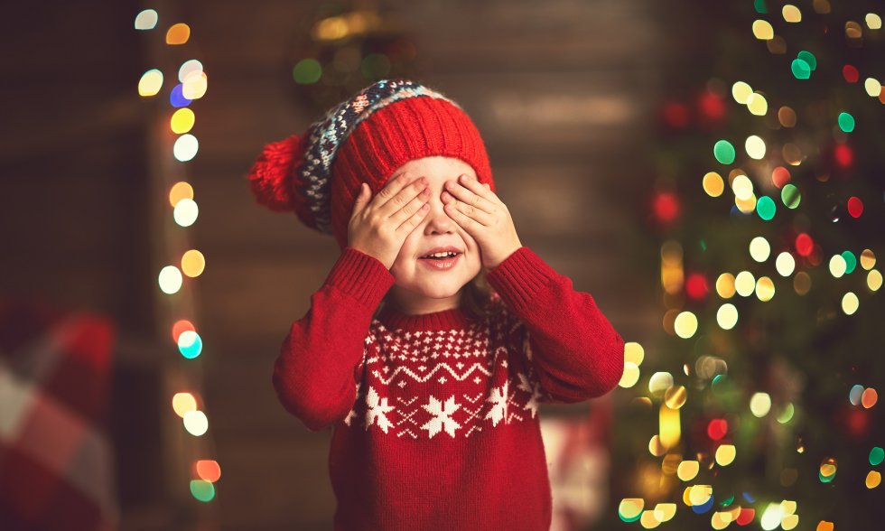 Weihnachten-auf-Englisch-Kind-und-Weihnachtsbaum
