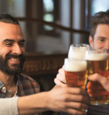 Molle-Bier-anstoßen