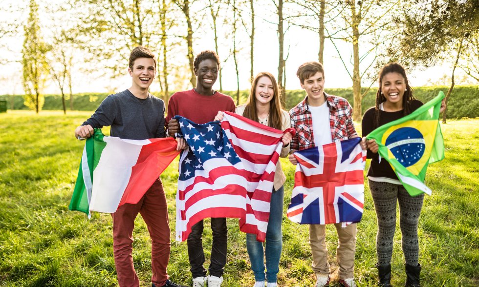 Jugendliche halten Flaggen verschiedener Nationalitäten