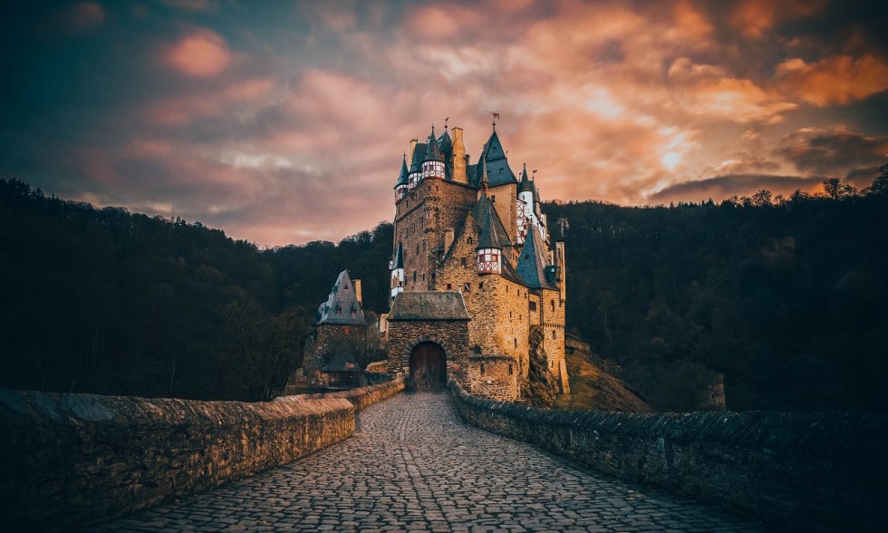 Burg Eltz in der Dämmerung