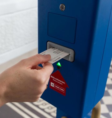 Fahrkarte in einem Stempelautomat