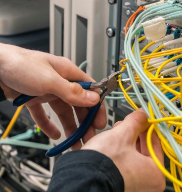 Handwerker und viele Kabel