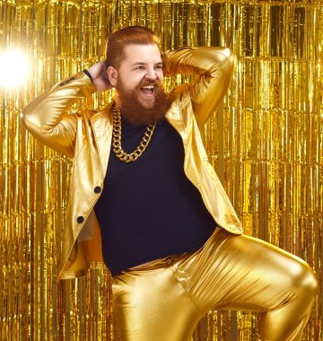 Mann im goldenen Anzug