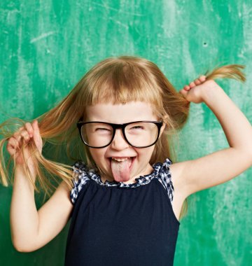 kleines-Mädchen-mit-Brille-Krötsack
