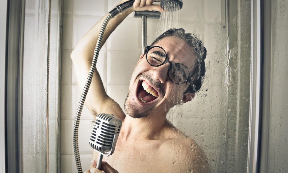 Lautprinzip-Mann-unter-der-Dusche-singt