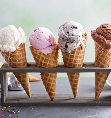 4 Kugeln Eis in jeweils einer Waffel