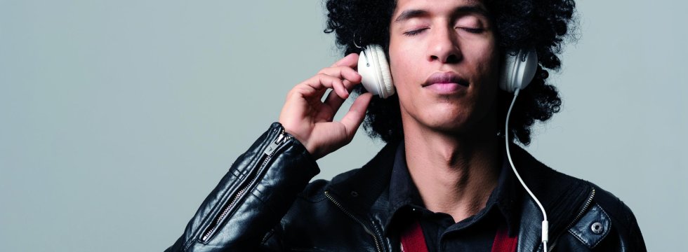 Junger Mann hört Musik