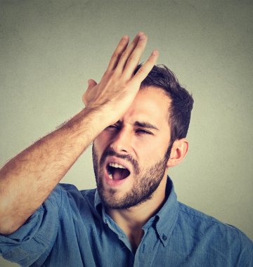 Mann-macht-facepalm-jerk