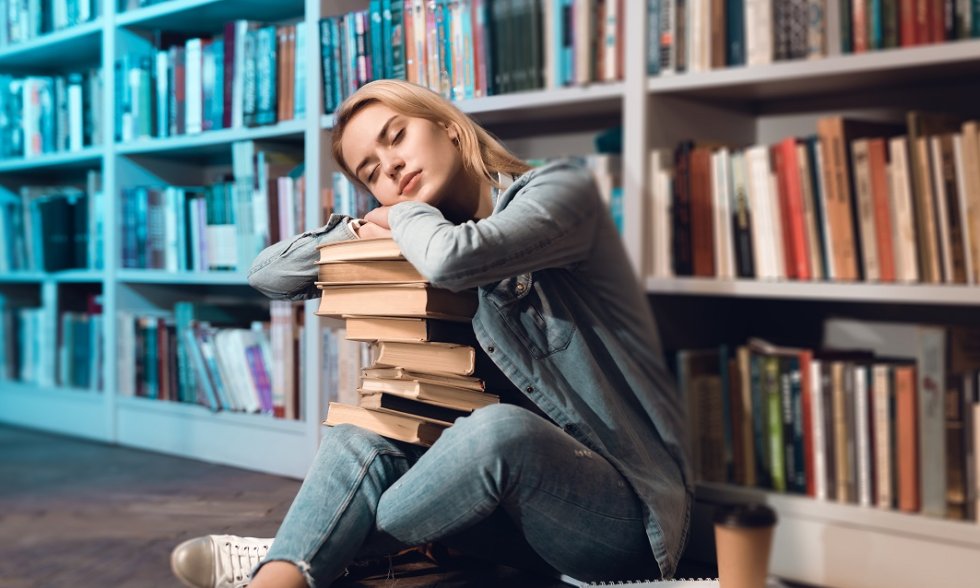 Studentin mit Büchern