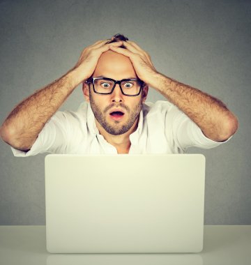 mann-mit-entsetztem-gesicht-vor-laptop-git