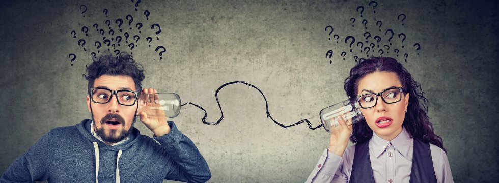 Zwei Personen halten sich ein verbundenes Dosentelefon an das Ohr vor grauem Hintergrund