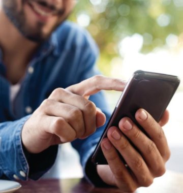 Mann tippt auf Handy
