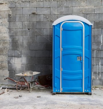 Dixi Toilette vor einer Baustelle