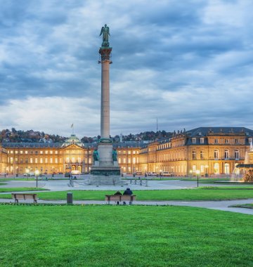 Der Stuttgarter Schlossplatz bei Abend