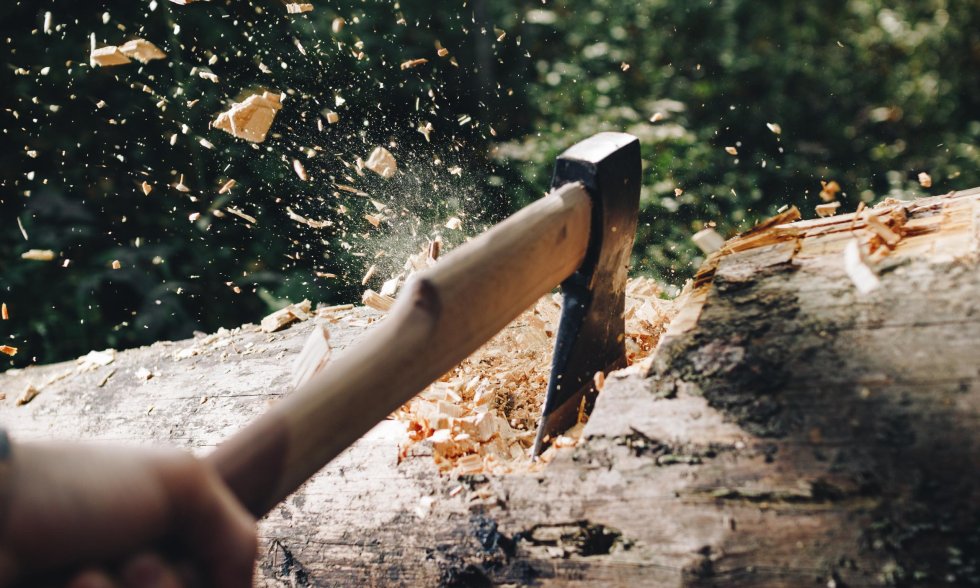 worttrennung-axt-hackt-holz-entzwei
