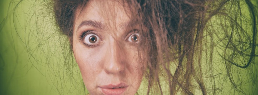 Frau mit zerzausten Haaren