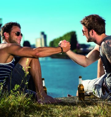 Junge Herren trinken Bier