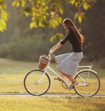 Frau fährt Rad