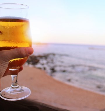 Bierglas am Strand