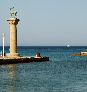 Hafen mit Statuen auf dem Wasser