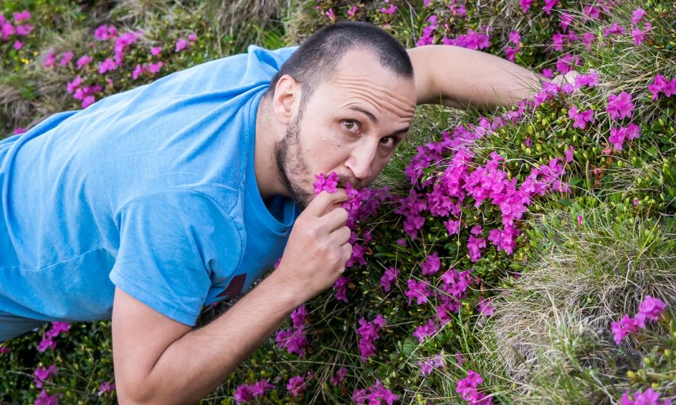 Mann isst Blumen