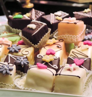 Petit fours liegen auf einem Tablett