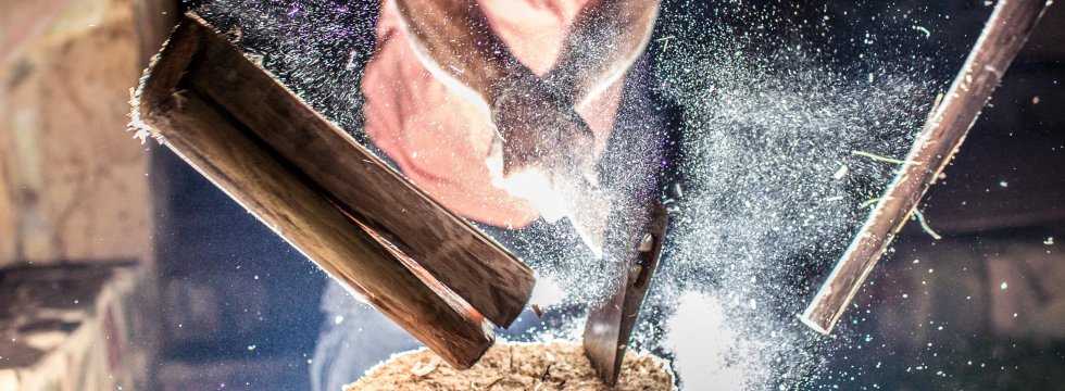 Holz wird zerhauen